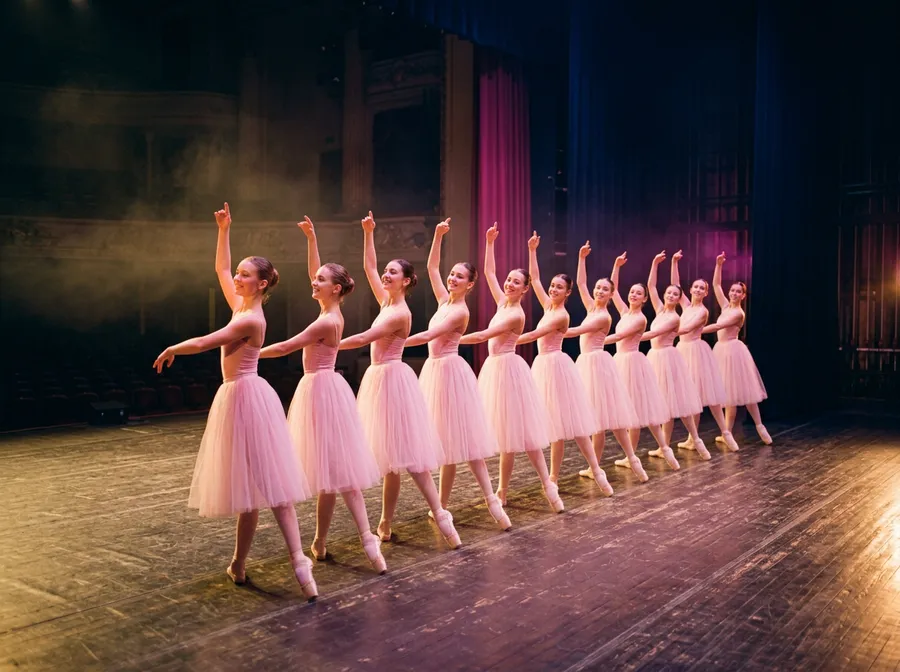 Ballettszene auf einer abgedunkelten Bühne im Scheinwerferlicht